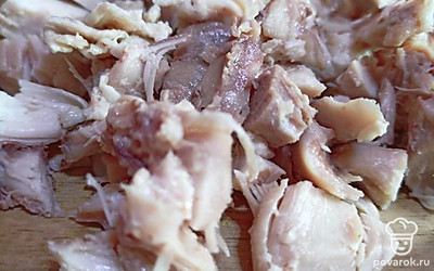 Копченую грудку отделить от костей и шкурки, мелко порезать. Можно брать и вареное куриное мясо.