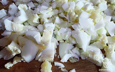 Яйцо отварить 10 минут, остудить, порезать кубиками.