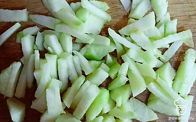 Половину зелёного яблока очистить от кожуры и мелко порезать.