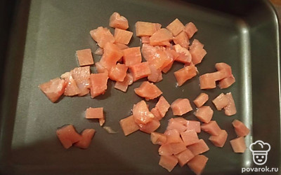 Куриное филе нарезаем кубиками и выкладываем на дно формы для запекания, смазанное маслом. 