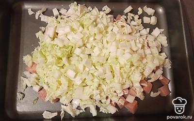 Добавляем к курице нарезанную пекинскую капусту. 