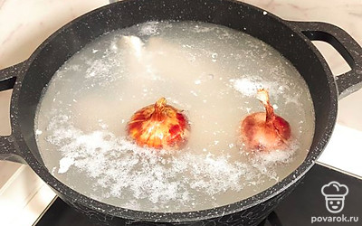 Отварите курицу с целой луковицей. У меня 2 маленькие. Добавьте в бульон нарезанный картофель.