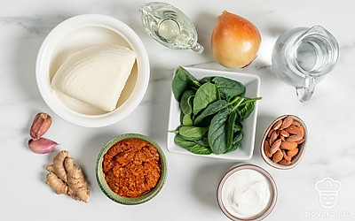 Овощи, зелень и имбирь хорошо промойте и обсушите. Чеснок, лук и имбирь почистите. Миндаль измельчите. Подготовьте глубокую сковороду и блендер.