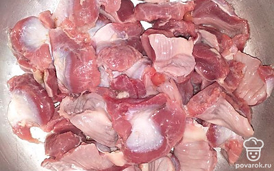 Хорошо промойте и отделите жир от желудочков, замочите в обычной воде на 30 минут. 