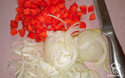 Нарежьте морковь и лук удобным для вас способом (не принципиально). 