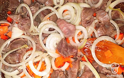 К обжаренным на сковороде в течении 20 минут желудочкам добавьте лук и морковь. 