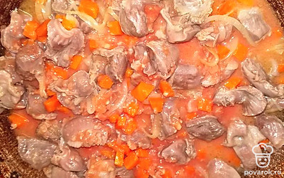 Тушите на медленном огне до готовности 30-40 минут. Добавьте сваренную перловку, перемешайте и дайте потомиться минут 10. 