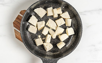 Добавьте сыр в разогретую сковороду. Готовьте его в течение 5 минут, периодически переворачивая, чтобы каждая сторона поджарилась.