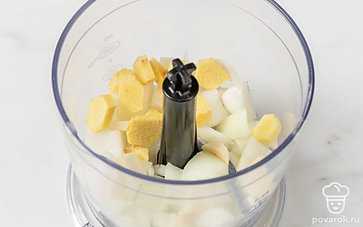 Лук нарежьте крупными кусочками и добавьте в чашу блендера. Туда же положите чеснок и имбирь. Пробейте ингредиенты до однородной массы.