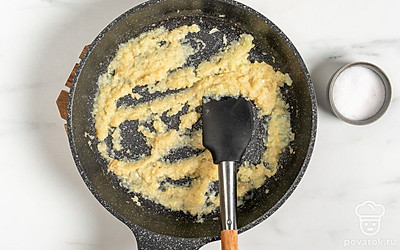 В сковороду влейте оставшееся масло. Добавьте в нее луковую смесь и немного соли. Обжаривайте около 7-8 минут, постоянно помешивая. 