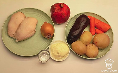 Натрите на крупной терке морковь, картофель и свеклу. Лук порежьте полукольцами и маринуйте в уксусе. Курицу нарежьте кубиком. Гранат очистите от зерен.