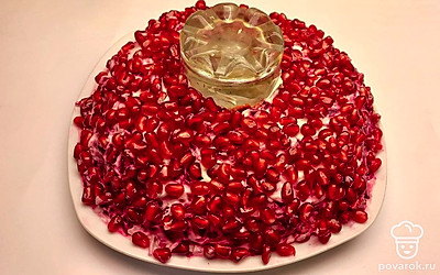 На слой моркови выложите свеклу, смажьте этот слой майонезом. Завершающим слоем посыпьте зерна граната. Вращающим движением выньте стакан. Уберите салат в холодильник на несколько часов, украсьте и подавайте к столу.