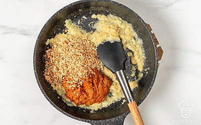 Когда лук станет золотистым, добавьте пасту корма и измельченный миндаль. Перемешайте. Готовьте соус еще 2 минуты до загустения.