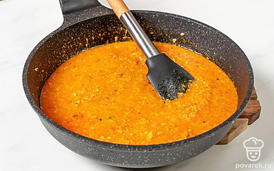 Влейте в сковороду воду. Дождитесь, когда она закипит, а затем проварите соус еще 5-10 минут на небольшом огне.