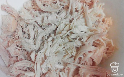 Отварите куриную грудку (по желанию с солью и специями) и разорвите на волокна.