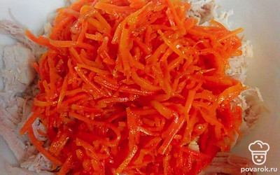 Натрите морковь на тёрке и добавьте к курице.