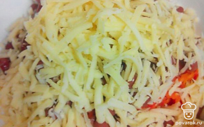 Туда же добавьте натёртый сыр.