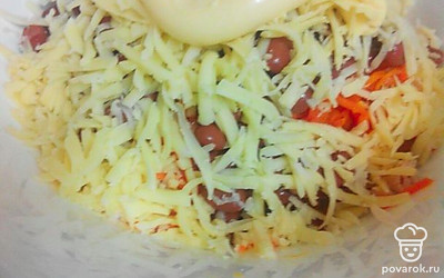 Добавьте банку фасоли без жидкости и заправьте майонезом.