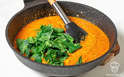 Шпинат измельчите и выложите в сковороду к другим ингредиентам. Тушите соус еще 5 минут.