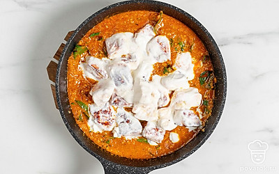 Поджаренный панир смешайте с йогуртом и добавьте в соус. Перемешайте и снимите с огня.