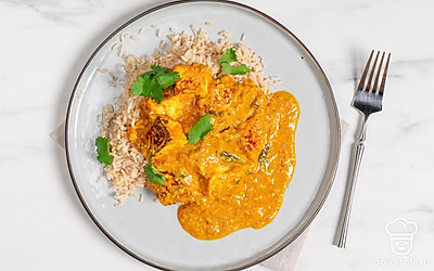 На тарелку для подачи выложите немного отварного риса. Сверху полейте его готовым соусом.