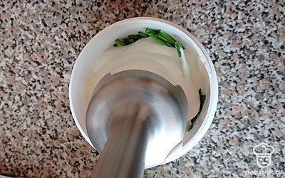 Пока курица обжаривается, приготовим соус. Взобьем блендером майонез, чеснок и петрушку.