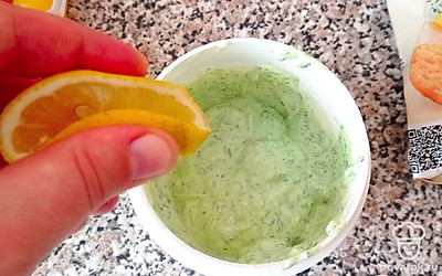 Добавим в соус лимонный сок.