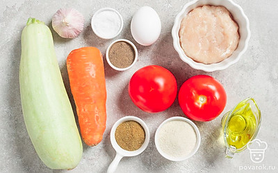 Помойте помидоры и кабачки. Почистите морковь и чеснок. Подготовьте форму для запекания. 