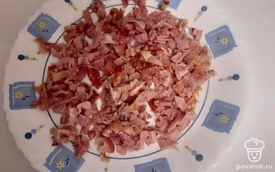 Копченую курицу нарезать кубиками, выложить в салатник.