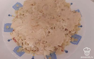 Сверху смазать плавленым сыром.