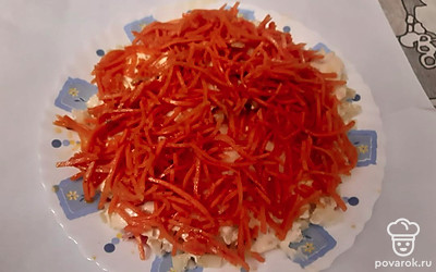 Сверху выложить корейскую морковь.