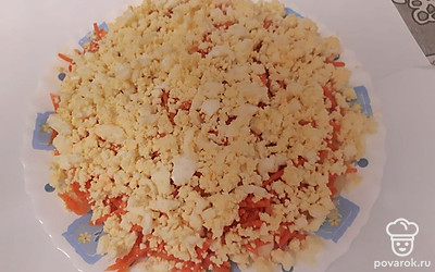 Яйца отварить, размять вилкой и выложить в салатник, все смазать майонезом.