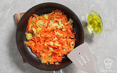 Мелко накрошите мякоть кабачка, измельчите чеснок и натрите морковь. Обжарьте овощи до мягкости и переложите в миску. 