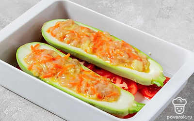 Нарежьте помидоры кружочками и выложите на дно формы. На подушку из помидоров положите начиненные фаршем кабачки. Отправьте в разогретую духовку на 30-40 минут.