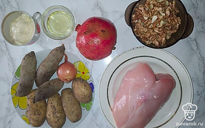 Отварите и очистите овощи. Картофель и свеклу натрите на крупной терке, лук и курицу порежьте кубиком. Грецкие орехи измельчите и перемешайте со свеклой. Лук обжарьте и остудите. Отделите от граната зерна.