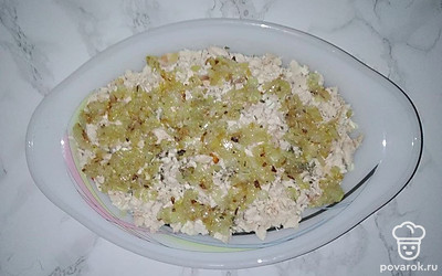 На блюдо, на котором будет салат, первым слоем уложите натертый картофель, можно его слегка посолить и поперчить, смажьте майонезом. Вторым слоем уложите нарезанное куриное филе вместе с пассированным луком и также смажьте майонезом.