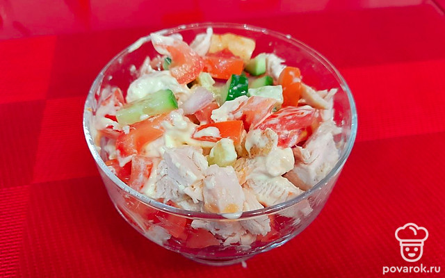 Свежий салат с куриной грудкой — Рецепт с фото