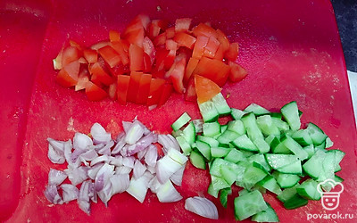 Нарежьте кубиками курицу и овощи.