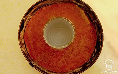 Посыпьте тесто смесью корицы и сахара. Поставьте в заранее разогретую до 180 градусов духовку на 40-50 минут. 