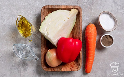 Снимите с капусты верхние листья, отрежьте кусок весом 250 г. Помойте морковь и болгарский перец. Снимите с моркови кожицу, у перца удалите плодоножку и семена. Почистите лук. 