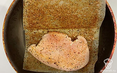 Обжарьте курицу на специальных листах со специями по 7 минут с каждой стороны.