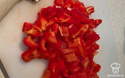 Сладкий перец нарежьте кубиками.