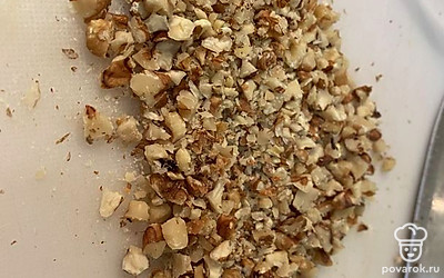 Измельчите грецкие орехи ножом.