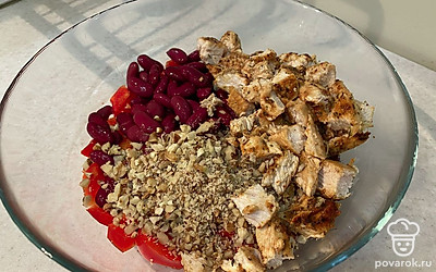 Готовую курицу нарежьте средними кусочками и добавьте к остальным ингредиентам.