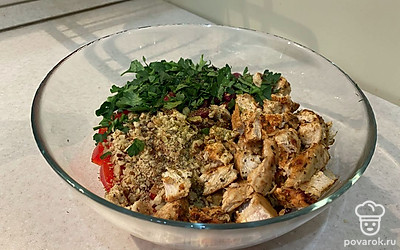 Добавьте в салат петрушку и любое растительное масло, все перемешайте.