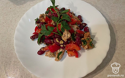 Подавайте, украсив веточкой петрушки.