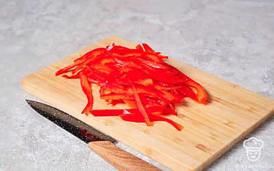 Нарежьте болгарский перец тонкой соломкой. Для красочности, возьмите красные или желтые плоды.