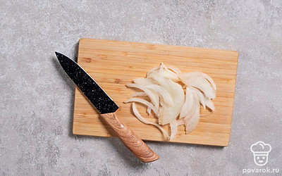 Тонко нашинкуйте лук. Чтобы глаза не слезились, подержите лук перед готовкой в холодильнике или ополосните овощ под струей холодной воды. В блюде хорошо будет смотреть красный салатный лук.