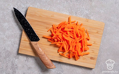 Морковь покрошите тонкими брусочками. Готовьте салат с ярко-оранжевой хрустящей морковкой.
