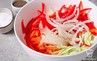 В чашу для салата выложите перец, репчатый лук, морковь и капусту. Посолите, поперчите по вкусу и перемешайте овощи. Перец для закуски можно взять черный молотый, красный острый или лимонный.
